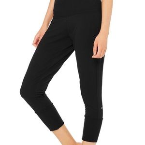 Alo Dusk Capri - size small. NWT. Alo Yoga.